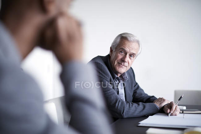 Empresário sênior ouvindo em reunião — Fotografia de Stock