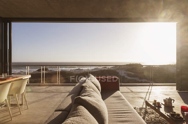 Интерьер современной гостиной с видом на океан — стоковое фото