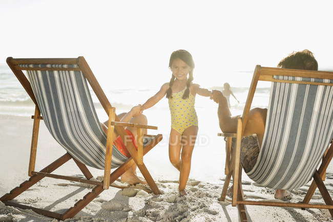 Famille relaxante sur la plage — Photo de stock