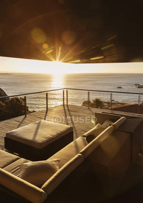 Blick auf den Sonnenuntergang über das Meer vom Luxus-Balkon — Stockfoto