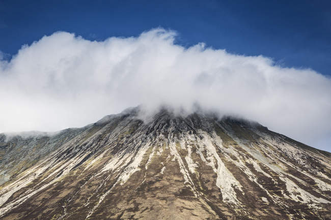 Clouds covering mountain, Isle of Skye, Scotland — Stock Photo