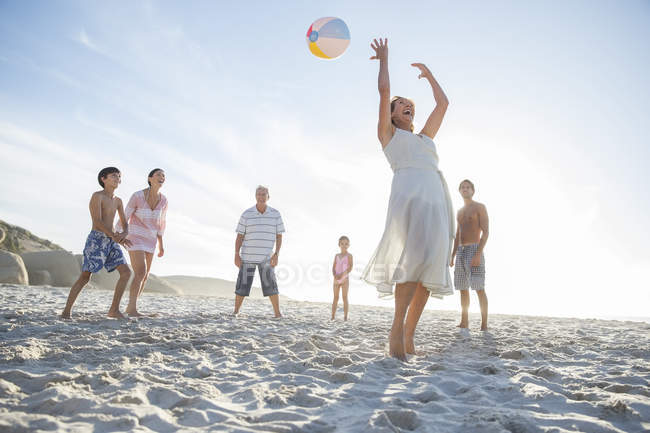 Família brincando juntos na praia — Fotografia de Stock