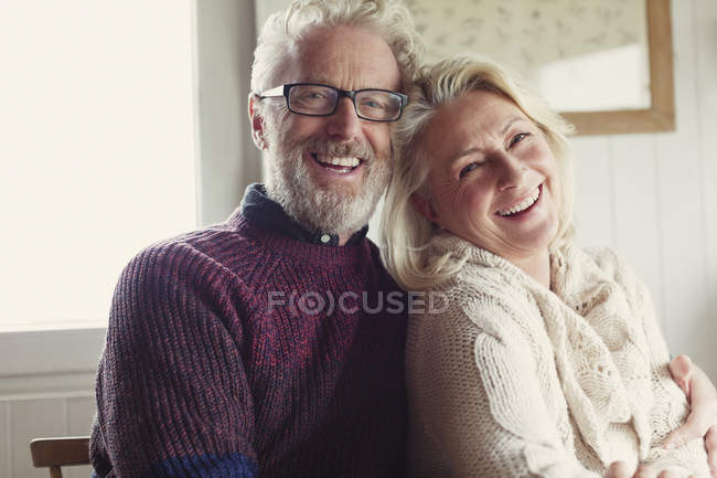 Portrait riant couple sénior câlin — Photo de stock
