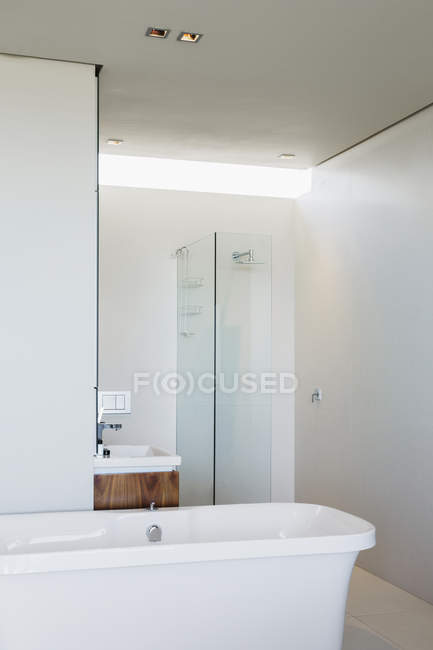 Ванна, душ и раковина в современной ванной комнате — стоковое фото
