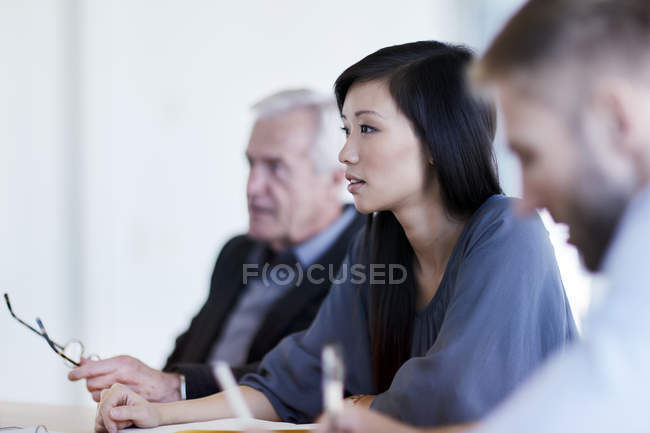Femme d'affaires à l'écoute en réunion — Photo de stock