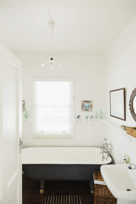 Banheira de pé de garra em banheiro de luxo — Fotografia de Stock