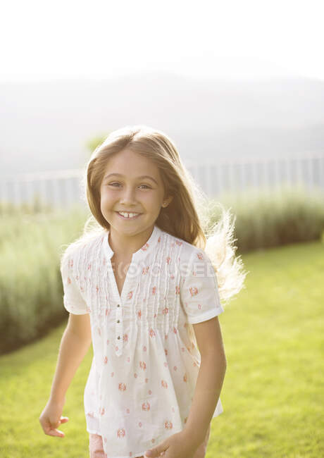 Chica feliz corriendo en la hierba - foto de stock