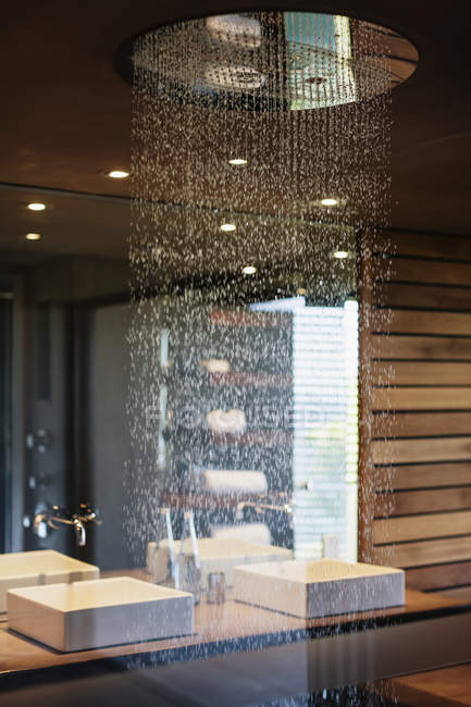 Douche décorée dans la salle de bains moderne — Photo de stock