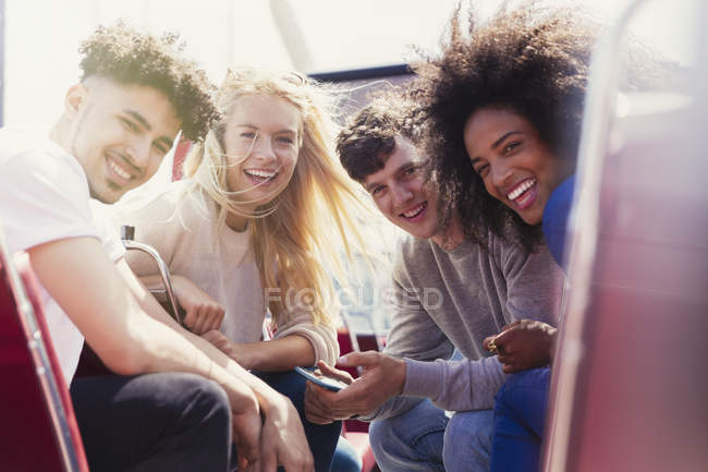 Улыбающиеся друзья на двухэтажном автобусе — стоковое фото