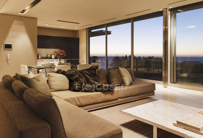 Sala de estar moderna com vista para o mar ao pôr do sol — Fotografia de Stock