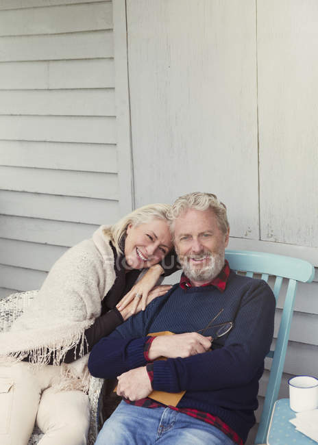 Ritratto sorridente coppia anziana che si abbraccia sul patio — Foto stock