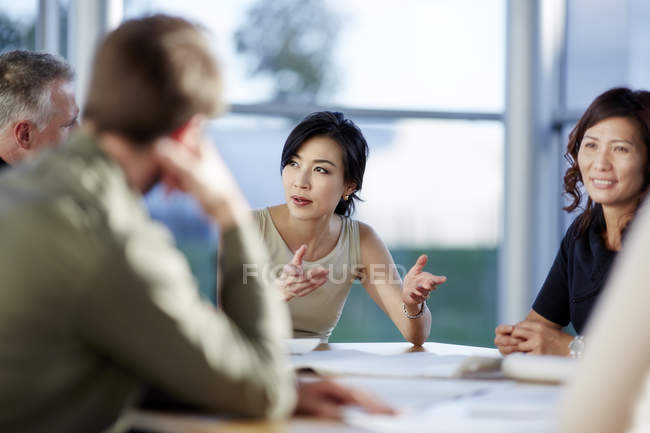 Uomini d'affari adulti di successo che parlano in riunione — Foto stock