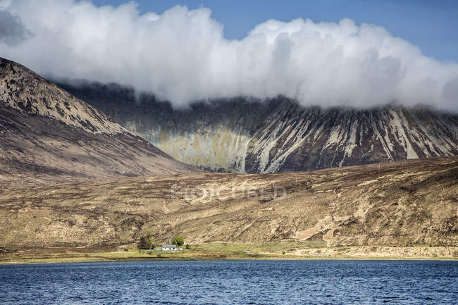 Nuages sur les montagnes contre l'eau, Écosse — Photo de stock