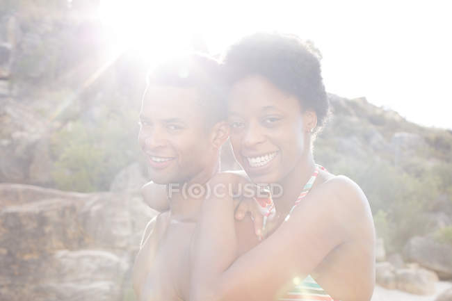 Portrait de couple souriant à l'extérieur — Photo de stock