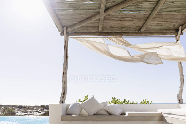 Vorhänge wehen im Wind auf der modernen Terrasse — Stockfoto