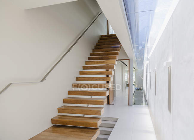 Scala galleggiante e corridoio in casa moderna — Foto stock