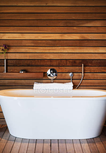 Vasca da bagno in bagno moderno al coperto — Foto stock