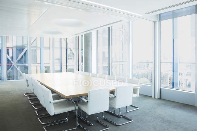 Mesa de reunión vacía en la oficina - foto de stock