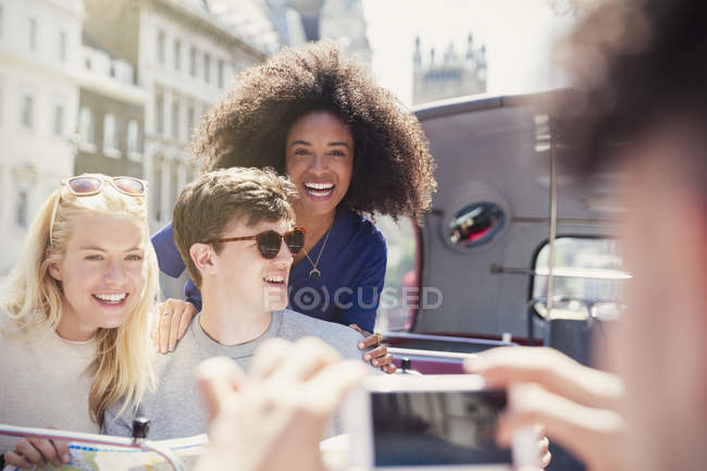Захоплені друзі фотографуються на двоповерховому автобусі — стокове фото