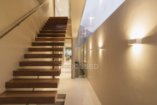 Лестница и коридор в современном интерьере дома — стоковое фото