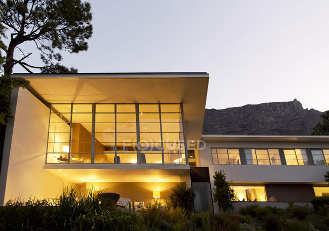 Modernes Haus nachts beleuchtet — Stockfoto
