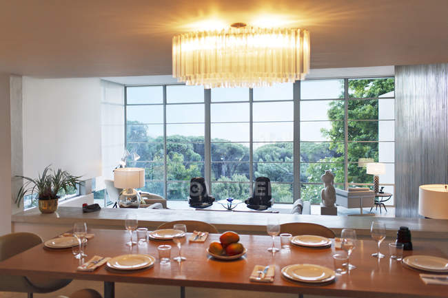 Coloque as configurações na mesa da sala de jantar moderna — Fotografia de Stock