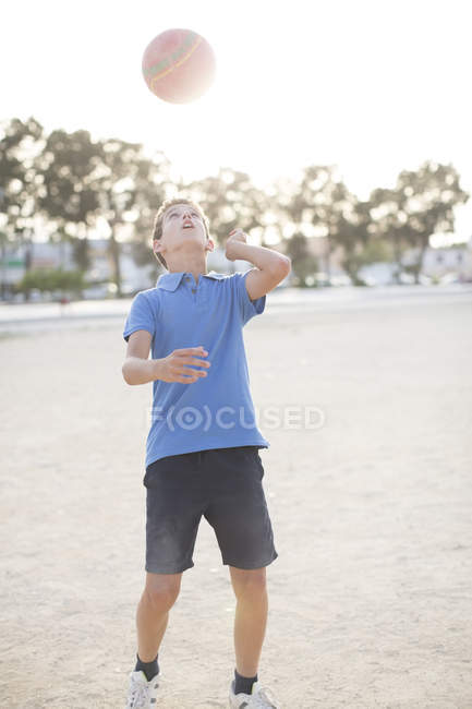 Хлопчик направляє футбольний м'яч — стокове фото