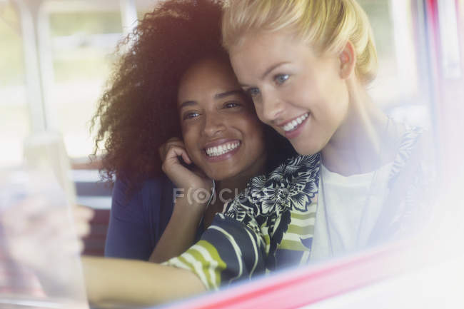 Sorridente amici prendendo selfie su autobus — Foto stock