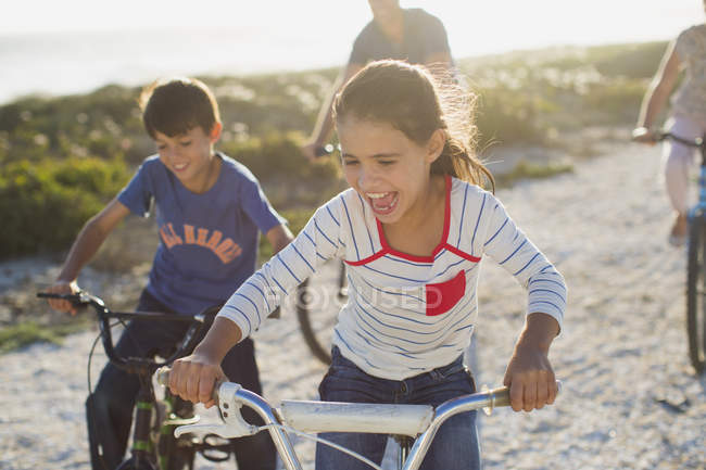 Сімейні велосипеди на сонячному пляжі — стокове фото
