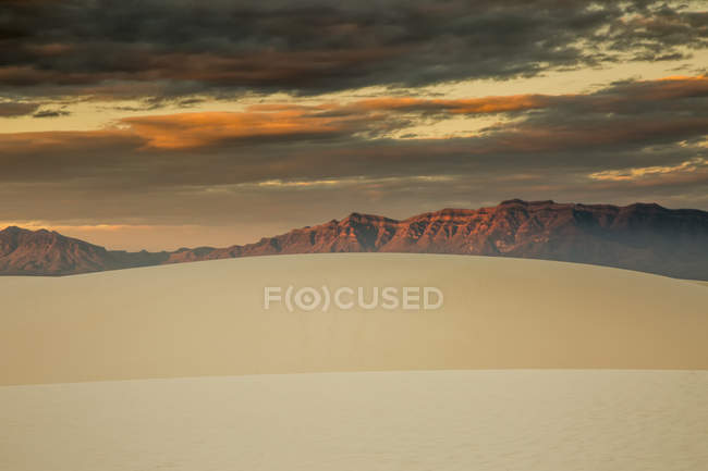 Dramatischer Sonnenuntergangshimmel über Sanddünen und Bergen, weißer Sand, New Mexico, Vereinigte Staaten — Stockfoto