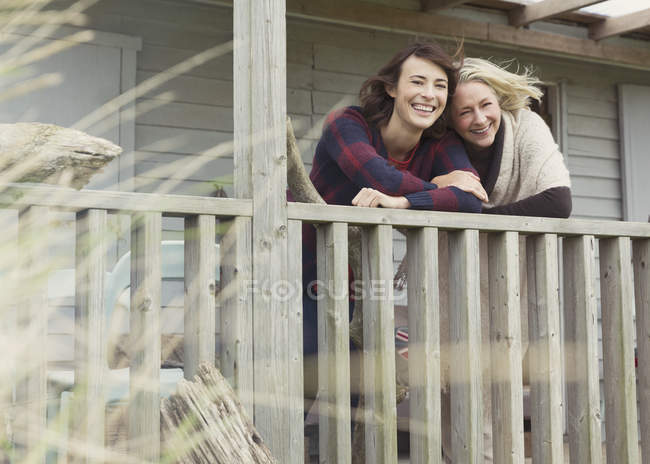 Retrato sorridente mãe e filha na varanda — Fotografia de Stock