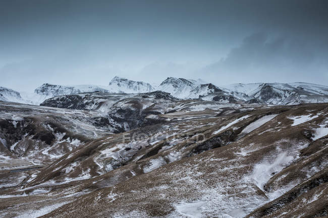 Chaîne de montagnes reculée enneigée, Islande — Photo de stock