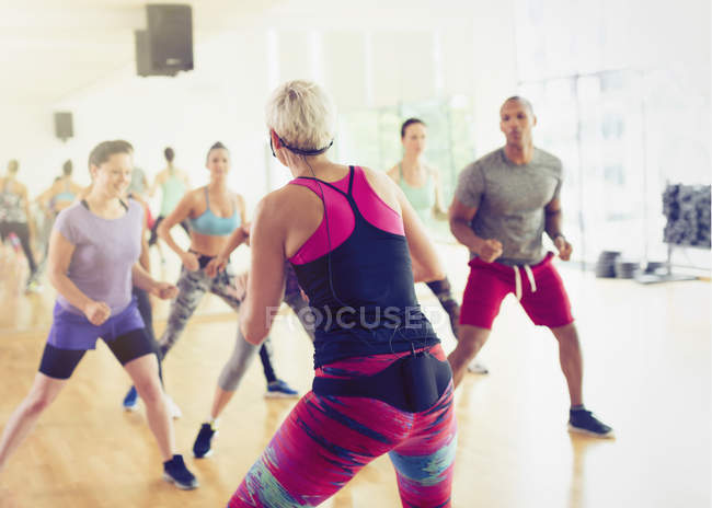 Instrutor de fitness líder em aulas de aeróbica — Fotografia de Stock
