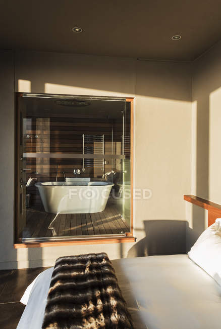 Quarto moderno com janela de vidro para casa de banho — Fotografia de Stock
