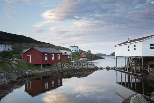 Häuser entlang der ruhigen Bucht — Stockfoto