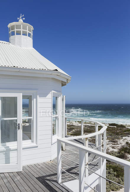 Vue panoramique sur la maison de plage surplombant l'océan — Photo de stock
