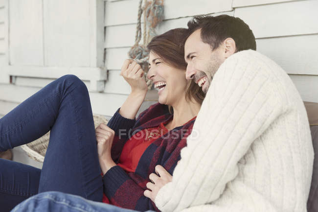 Lachendes Paar auf der Terrasse — Stockfoto