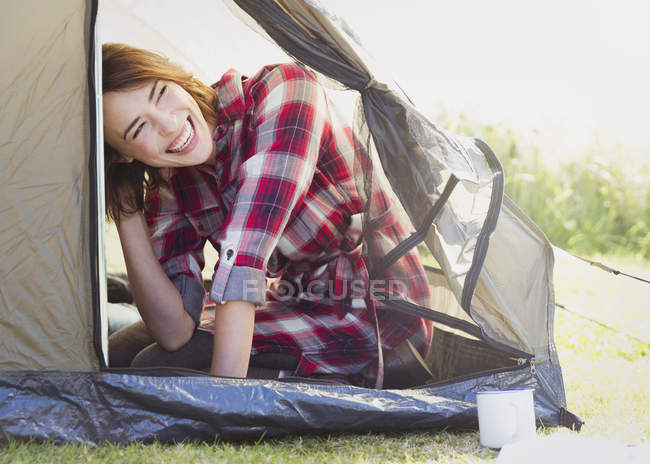Mulher sorridente dentro da tenda — Fotografia de Stock