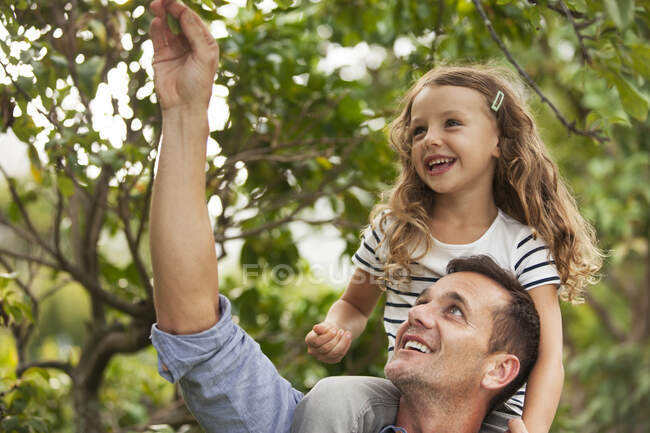 Vater trägt Tochter auf Schultern — Stockfoto