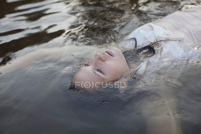 Mulher flutuando no lago durante o dia — Fotografia de Stock
