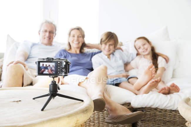 Família tirando fotos de si mesmos no sofá — Fotografia de Stock