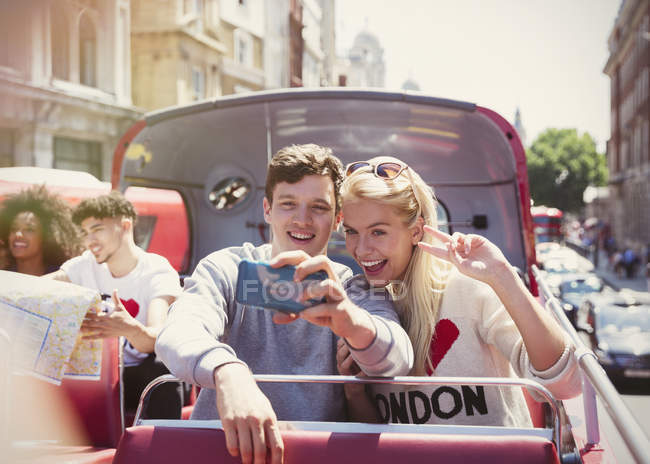Casal tomando selfie em ônibus de dois andares, Londres, Reino Unido — Fotografia de Stock