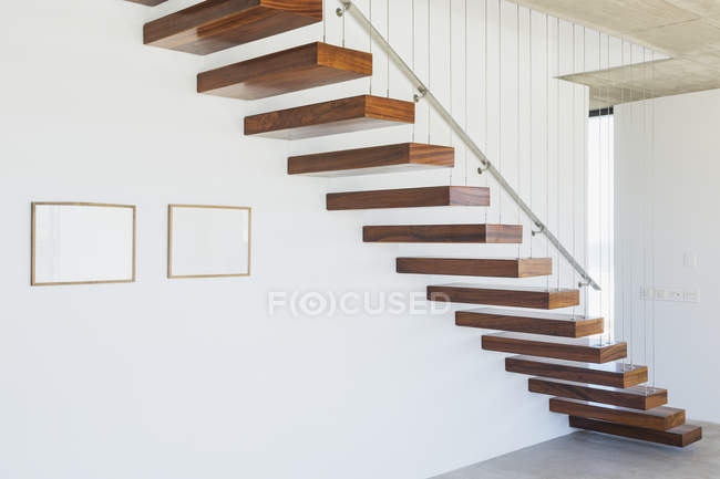 Escadas flutuantes no interior da casa moderna — Fotografia de Stock