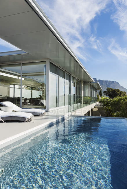 Vista panorámica del patio y la piscina a lo largo de la casa moderna - foto de stock