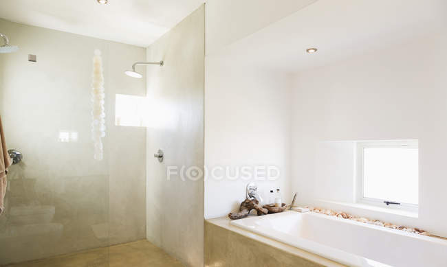 Современная ванная комната в дневное время — стоковое фото