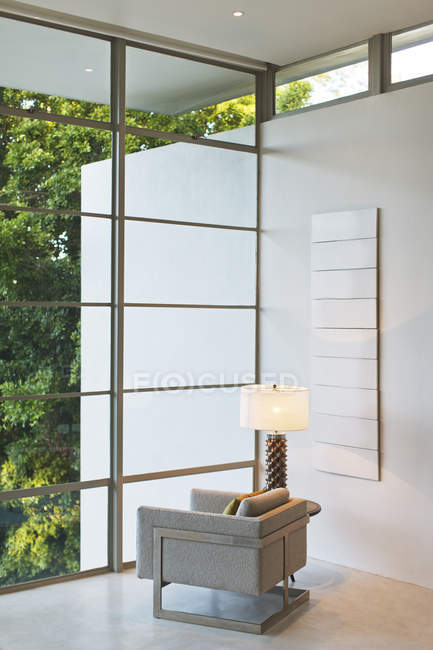 Poltrona e lâmpada na sala de estar moderna — Fotografia de Stock
