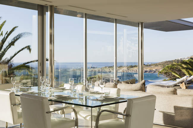Set tavolo in sala da pranzo moderna con vista sull'oceano — Foto stock