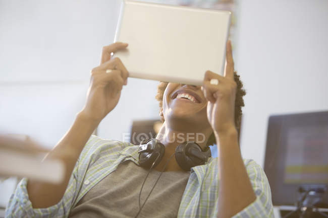 Uomo d'affari che utilizza il tablet digitale in ufficio — Foto stock