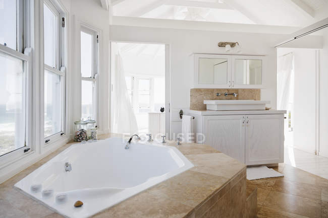 Vasca idromassaggio in bagno interno di lusso — Foto stock