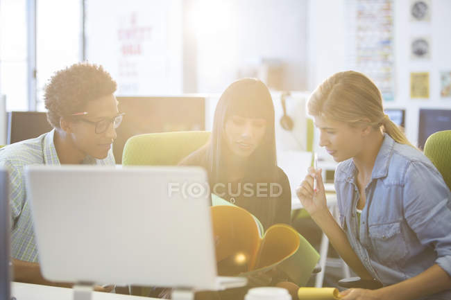 Negócios falando em escritório moderno — Fotografia de Stock